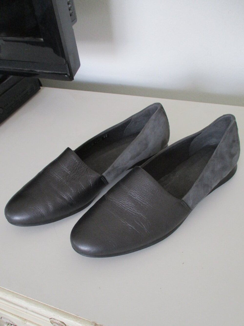 ECCO Womens Black Leather / Gray Suede Flat Loafer - Size 11M or 42 EUR